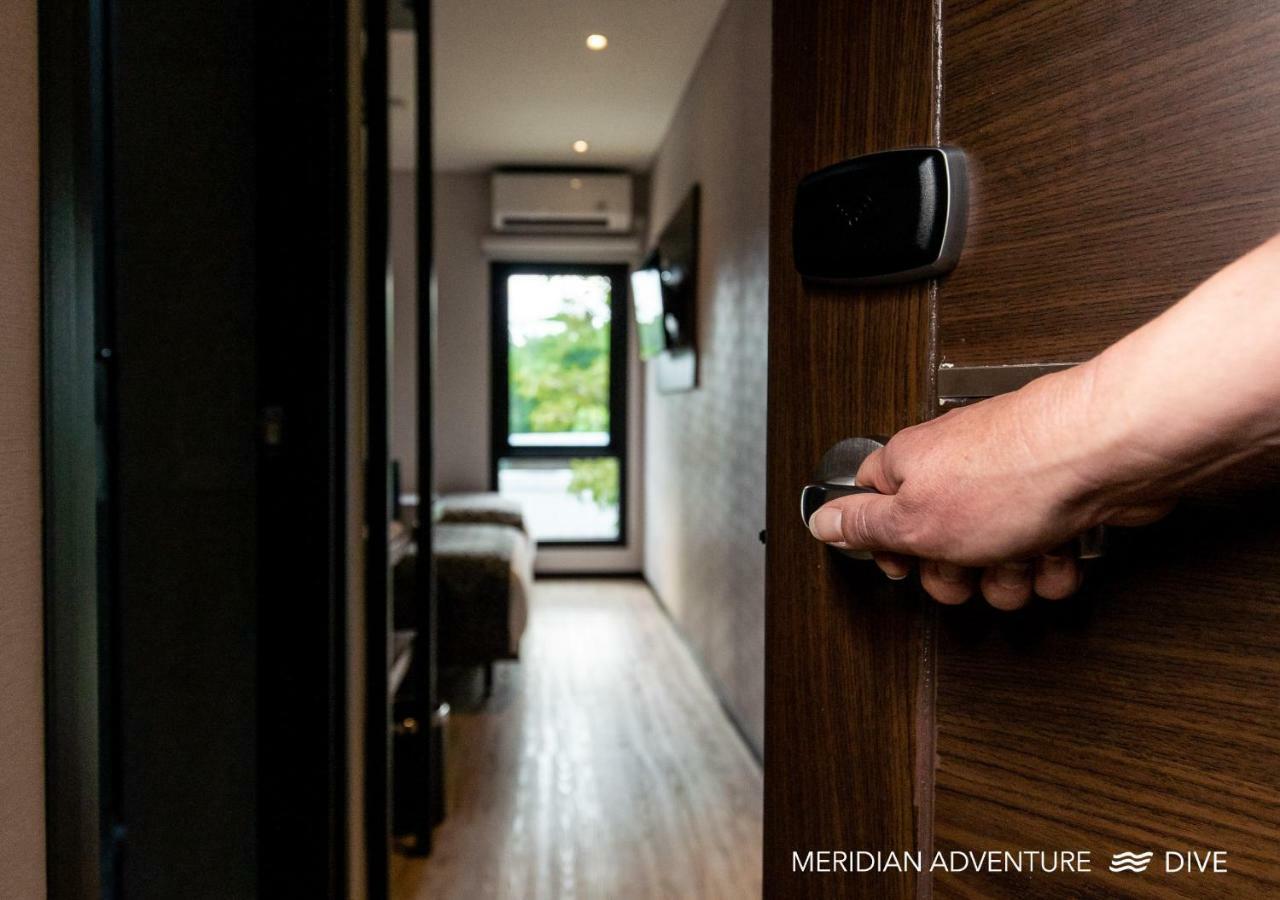 Meridian Adventure Marina Club & Resort Waisai Buitenkant foto
